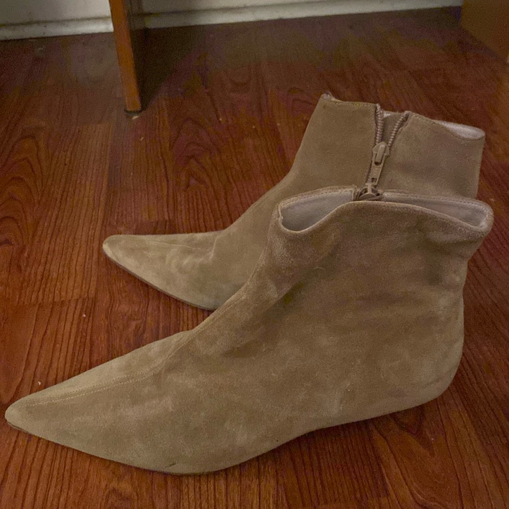 BANANA REPUBLIC low heeled kitten light beige booties